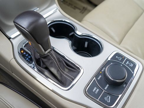 Used 2017 Jeep Grand Cherokee Overland image 21