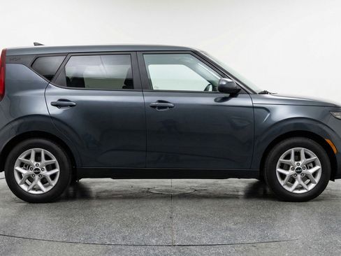Used 2025 Kia Soul LX w/ LX Technology Package FWD image 11
