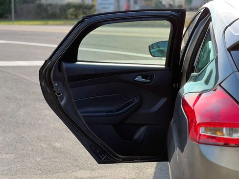 Used 2018 Ford Focus SE FWD image 33