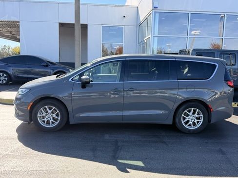 Used 2023 Chrysler Pacifica Touring-L image 5
