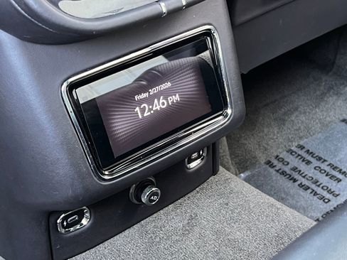 Used 2021 Bentley Bentayga Plug-In Hybrid AWD/4WD image 19