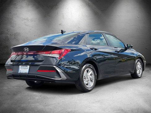 New 2026 Hyundai Elantra SE image 2