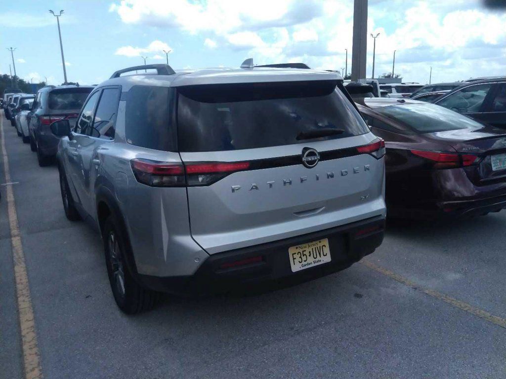 Certified 2024 Nissan Pathfinder SV FWD image 3