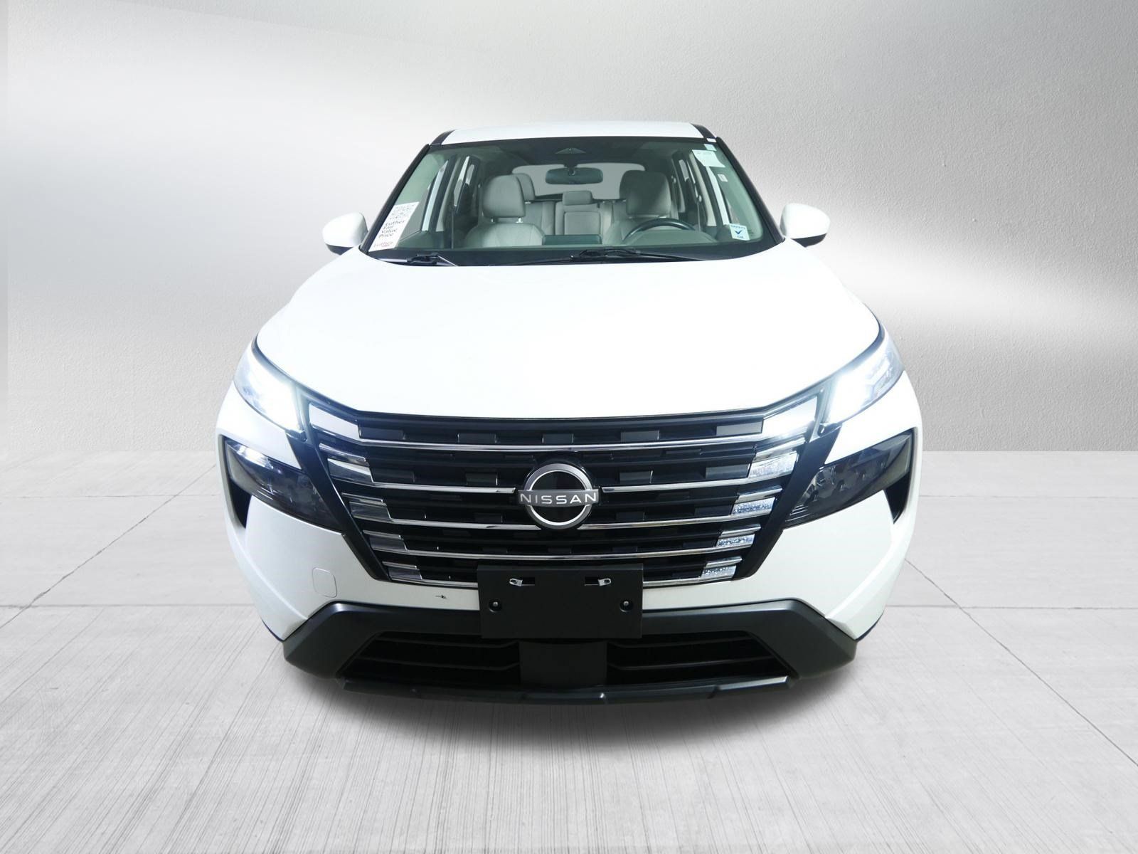 Used 2025 Nissan Rogue SV AWD/4WD image 2