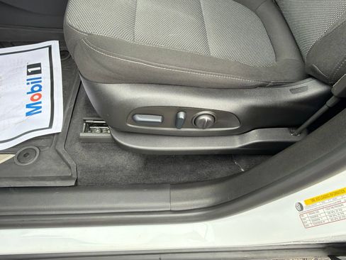 Used 2023 Chevrolet Traverse LT FWD image 14
