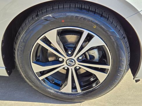 Used 2023 Nissan Sentra SV image 9