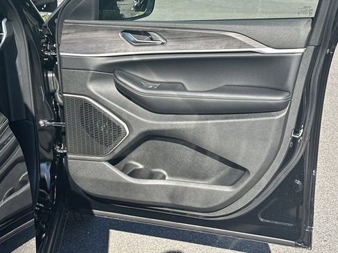 New 2025 Jeep Grand Cherokee Limited w/ Black Appearance Package image 14