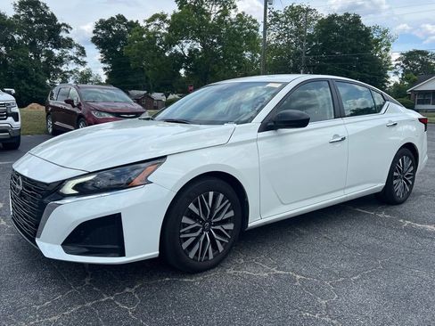 Used 2025 Nissan Altima 2.5 SV FWD image 6