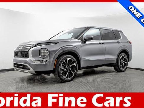 Used 2024 Mitsubishi Outlander SE image 1