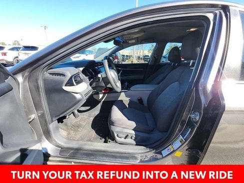 Used 2019 Toyota Camry LE image 18