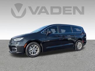 Used 2023 Chrysler Pacifica Touring-L video 2