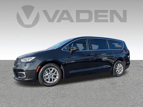 Used 2023 Chrysler Pacifica Touring-L image 2