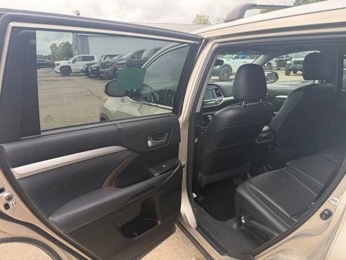 Used 2014 Toyota Highlander XLE AWD/4WD image 8