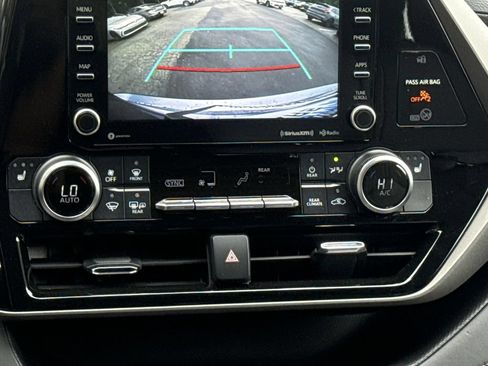 Used 2021 Toyota Highlander XLE AWD/4WD image 17