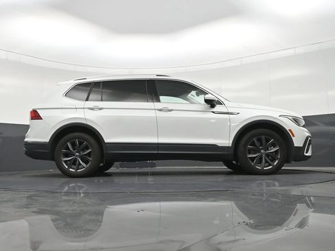 Used 2023 Volkswagen Tiguan SE w/ Panoramic Sunroof Package FWD image 28