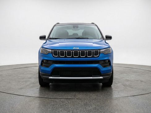 Used 2025 Jeep Compass Limited AWD/4WD image 2