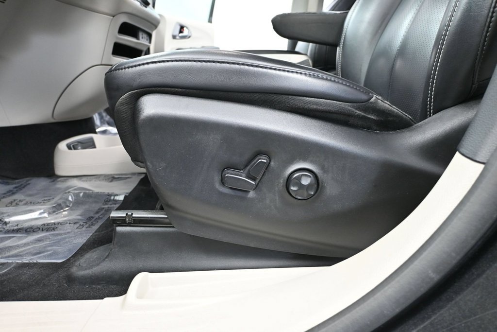 Used 2023 Chrysler Pacifica Touring-L AWD/4WD image 16