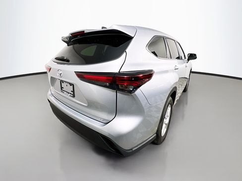 Used 2025 Toyota Highlander LE FWD image 4