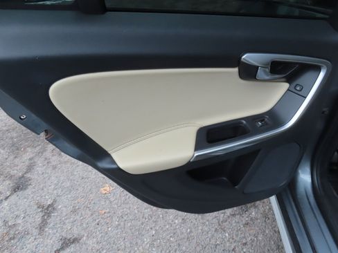 Used 2017 Volvo V60 T5 Cross Country w/ Convenience Package image 10