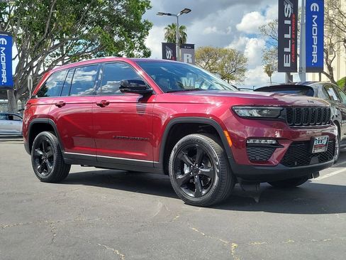 Used 2023 Jeep Grand Cherokee Limited w/ Luxury Tech Group II AWD/4WD image 35