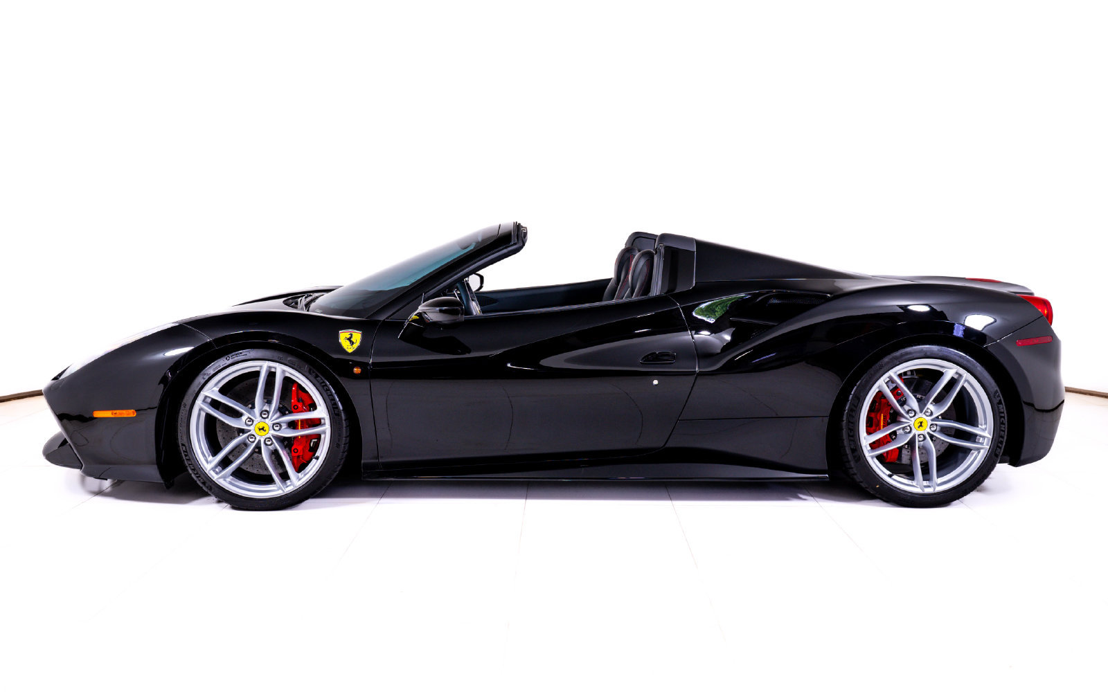 Used 2018 Ferrari 488 Spider RWD image 2