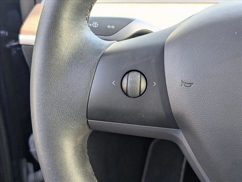 Used 2021 Tesla Model Y Long Range image 4