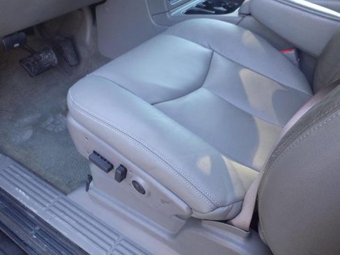 Used 2004 Chevrolet Tahoe LT w/ LT Preferred Equipment Group image 16