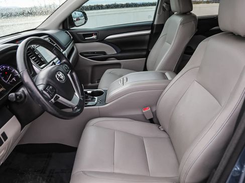 Used 2017 Toyota Highlander XLE image 16