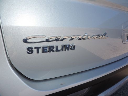 Used 2022 Kia Carnival LX image 10