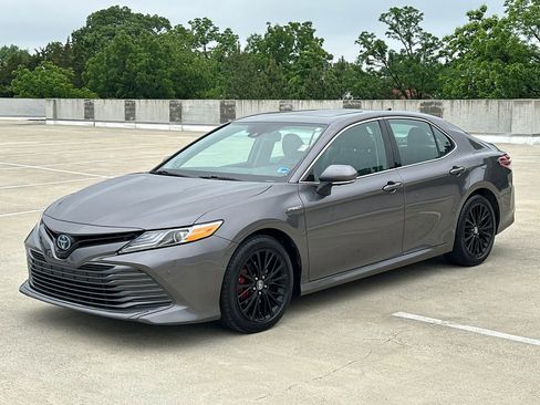 Used 2019 Toyota Camry XLE FWD image 2