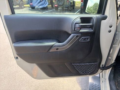 Used 2018 Jeep Wrangler Unlimited Sahara AWD/4WD image 16