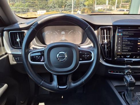 Used 2019 Volvo XC60 T5 Momentum w/ Multimedia Package AWD/4WD image 16