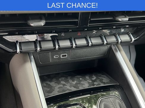 Used 2024 Chevrolet Colorado ZR2 w/ Technology Package AWD/4WD image 19