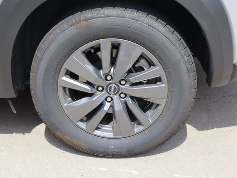 Used 2025 Nissan Pathfinder SV FWD image 29