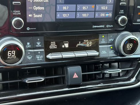 Used 2020 Toyota Highlander XLE AWD/4WD image 24