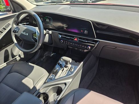 Certified 2025 Kia Niro EX FWD image 10