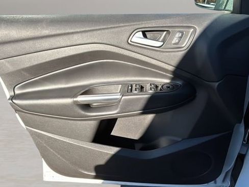 Used 2018 Ford Escape SE image 17