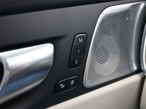 Used 2024 Volvo XC60 B5 Ultimate w/ Protection Package Premier image 30