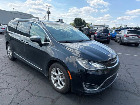 Used 2017 Chrysler Pacifica Limited FWD image 4