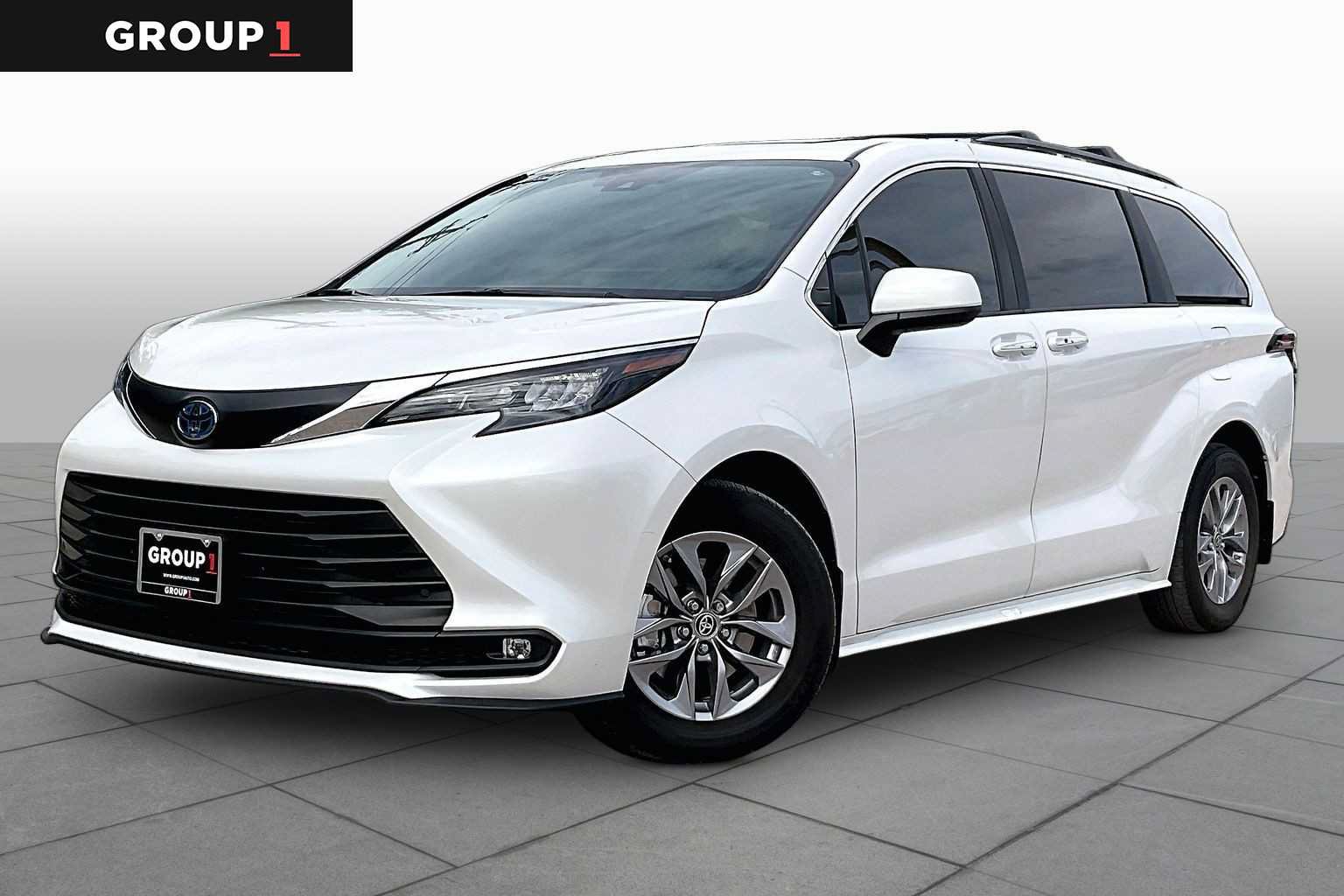 Used 2025 Toyota Sienna XLE FWD image 1
