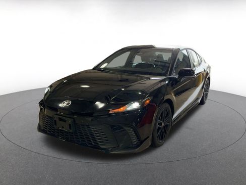 Used 2025 Toyota Camry SE image 2