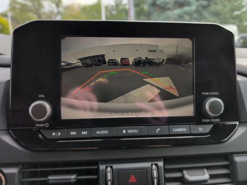 Used 2024 Nissan Pathfinder S image 28