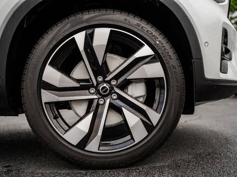 Certified 2025 Volvo XC40 B5 Ultra w/ Climate Package image 18