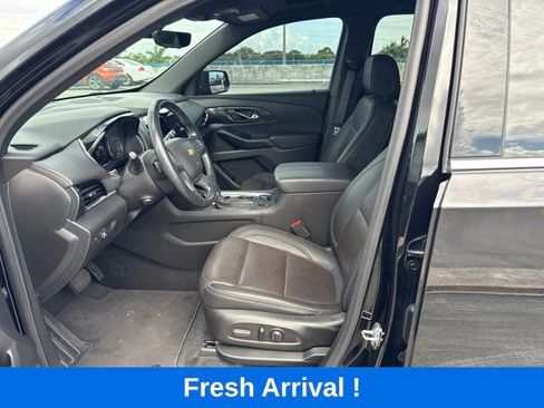 Used 2023 Chevrolet Traverse High Country FWD image 2