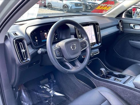 Used 2024 Volvo XC40 B5 Core image 13