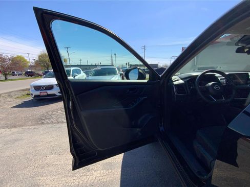 Used 2024 Nissan Rogue S image 19