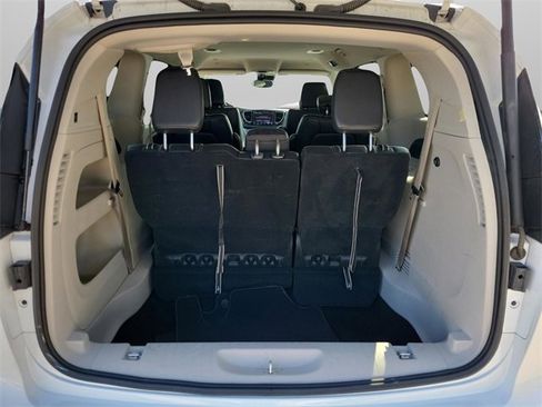 Used 2024 Chrysler Pacifica Touring-L image 7