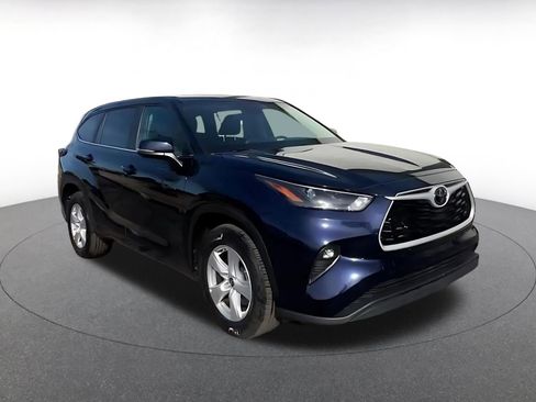 Used 2025 Toyota Highlander LE FWD image 3