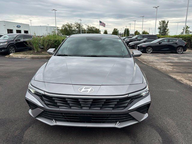 Used 2025 Hyundai Elantra Limited FWD image 2