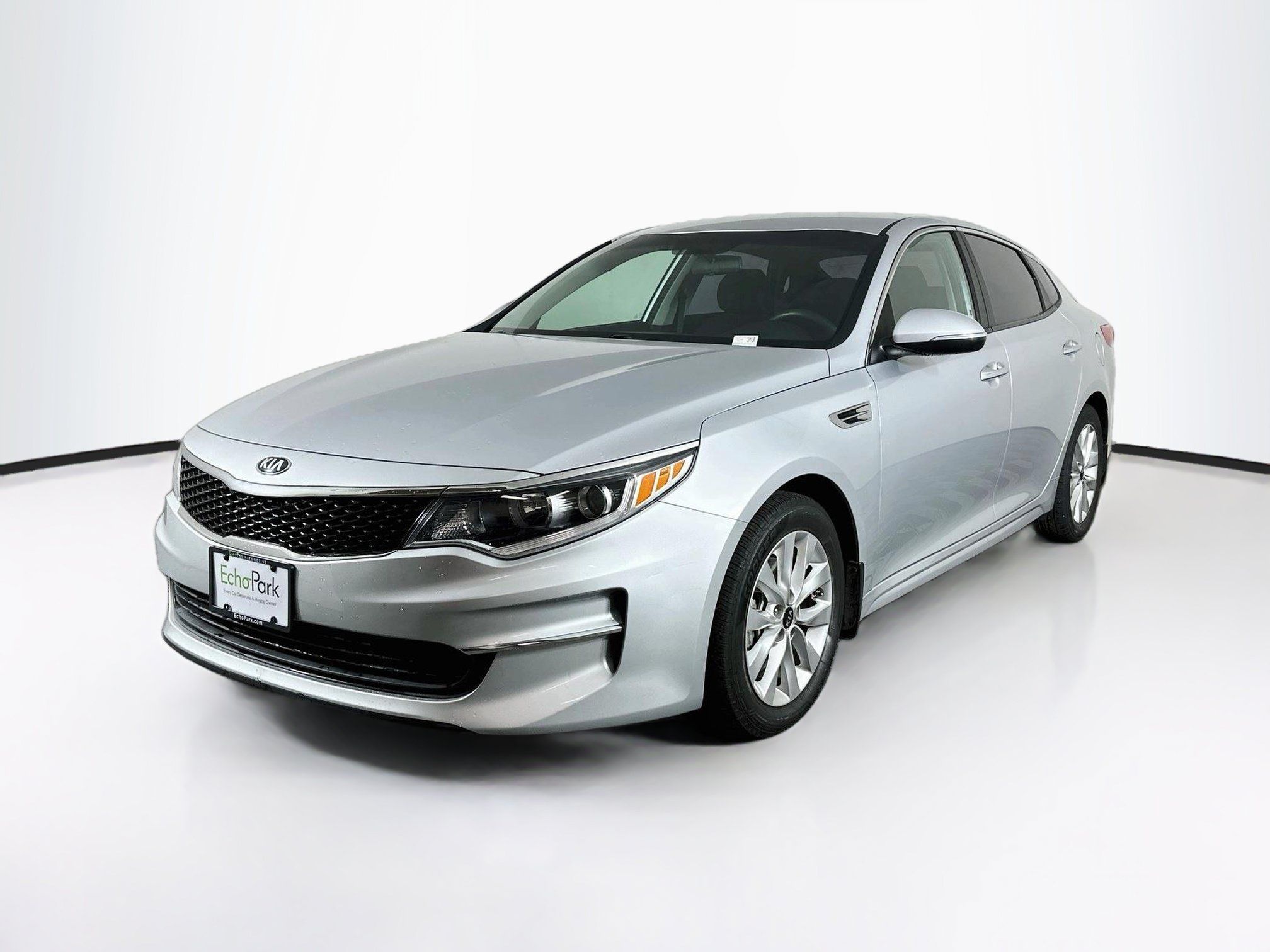 Used 2018 Kia Optima LX w/ 17" Alloy Wheels Package FWD image 3